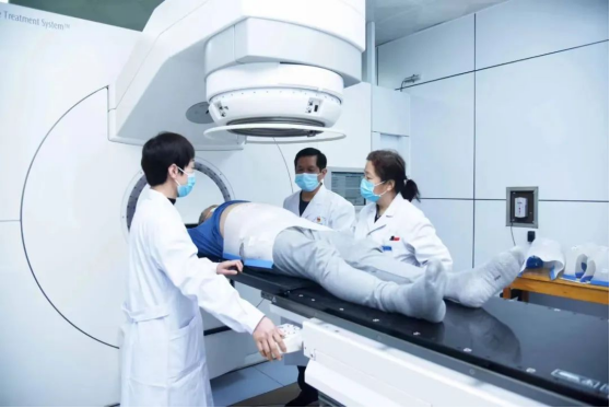 一面锦旗表谢意！七旬老人罹患肺癌 市二院放疗科精准施治为她带来生的希望600.png