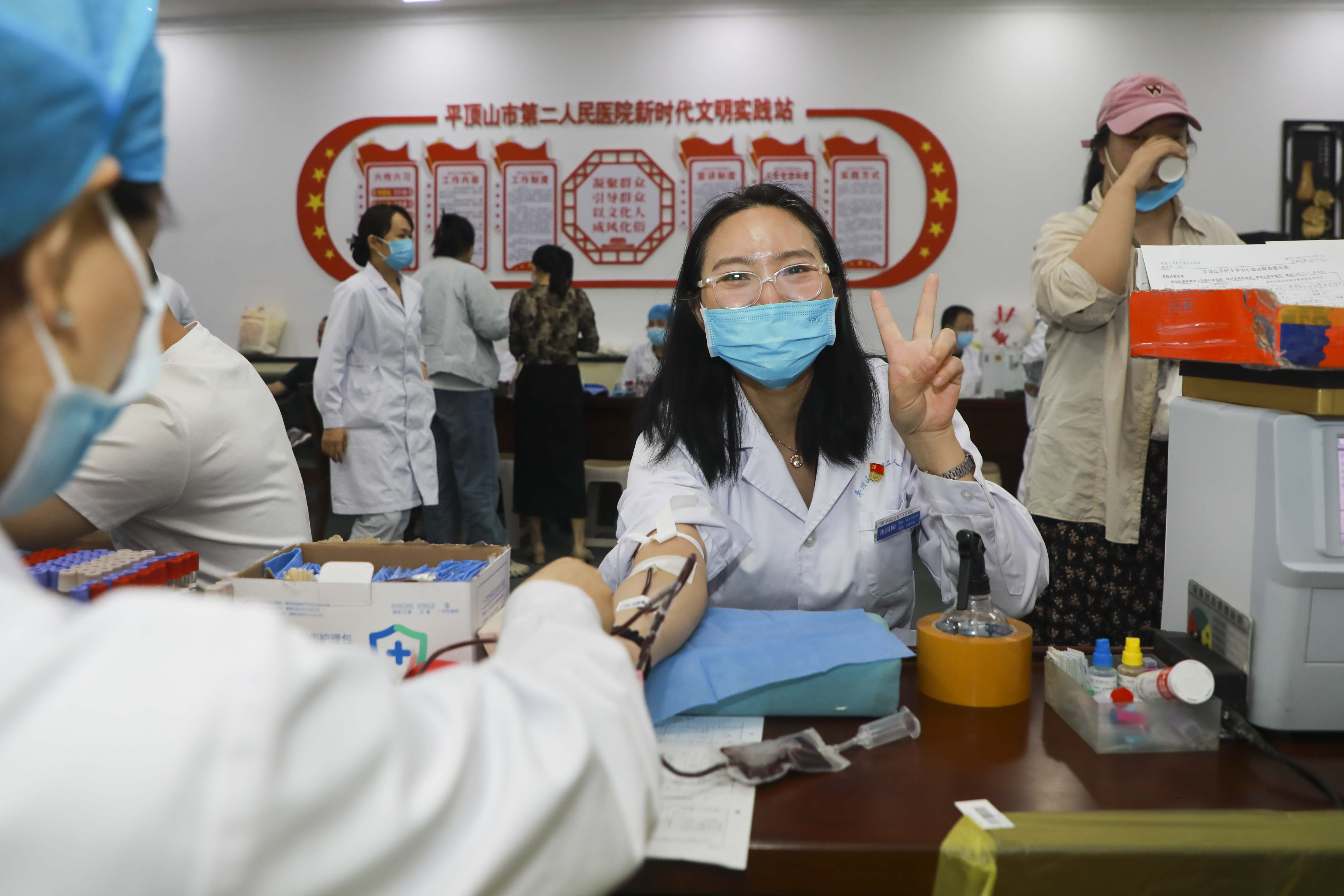 血液内科主治医师张园园正在接受采血.jpg