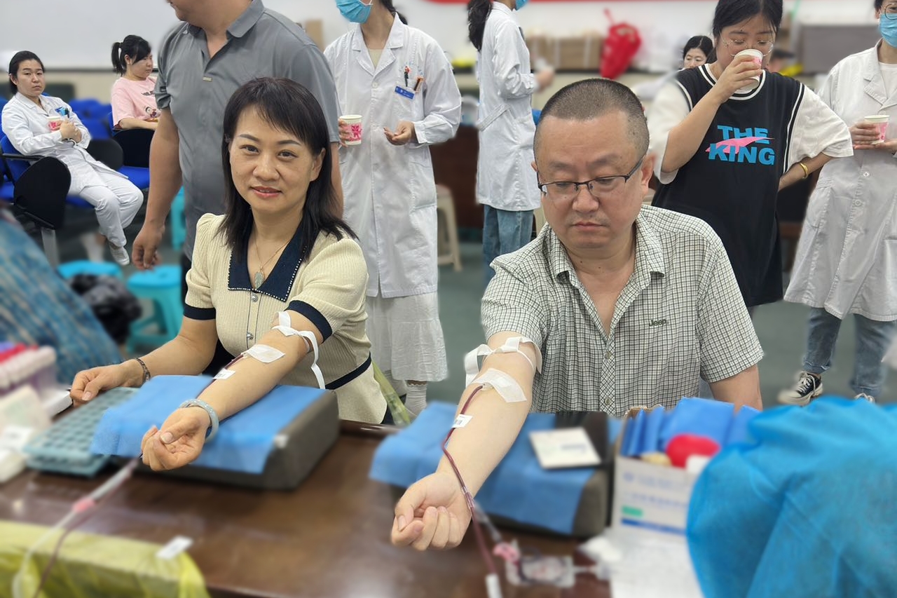 急诊科蒋兵、勾弘琦夫妇正在接收采血.jpg