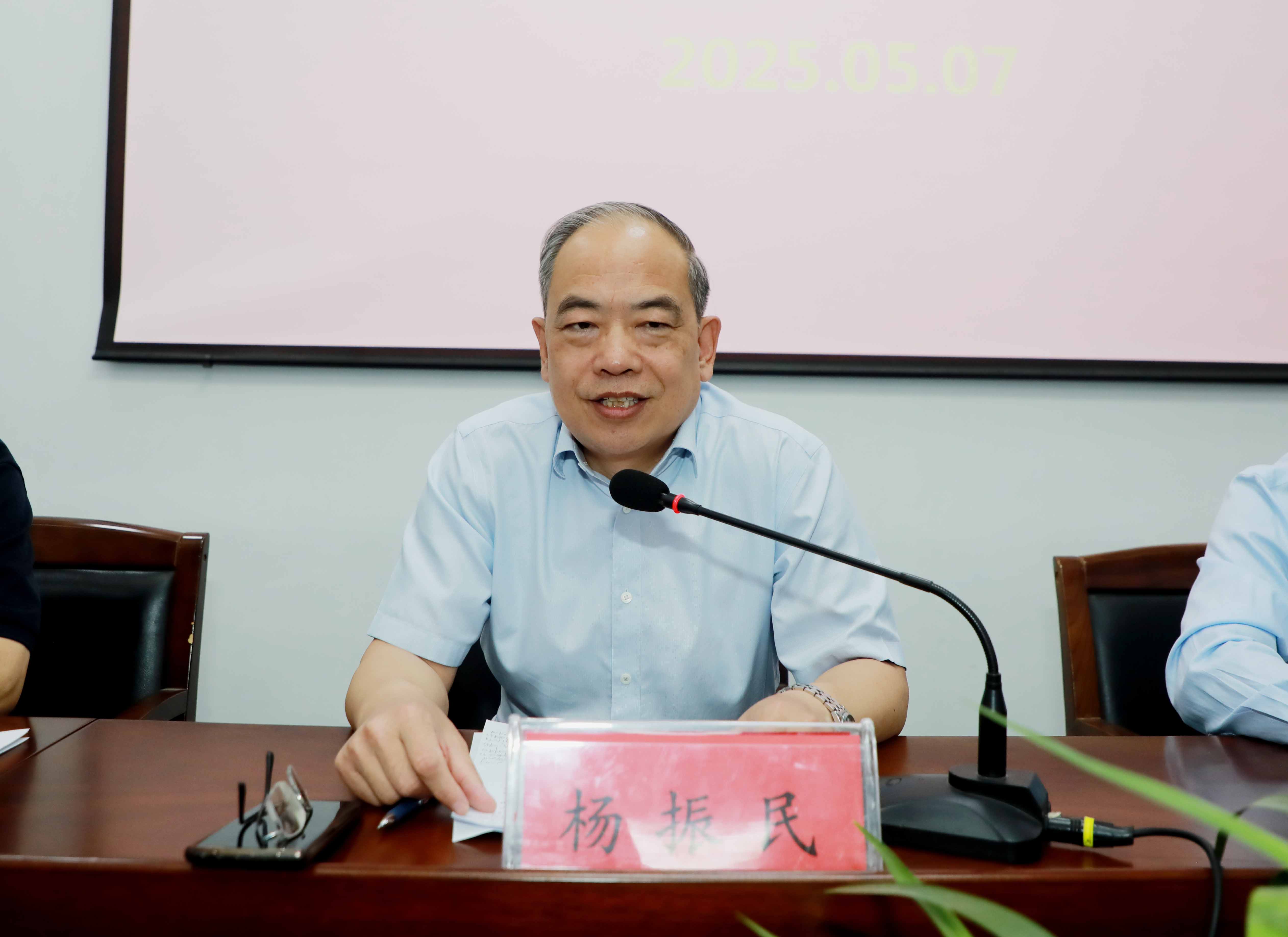 我院党委书记、院长杨振民发表讲话.jpg