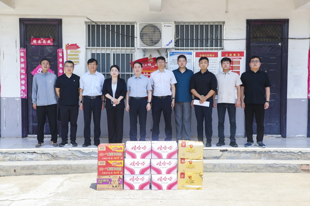 我院党委书记宋基中（左五）、院长刘宏（左六）、纪委书记王彦凯（左四）一行慰问小南庄村.jpg